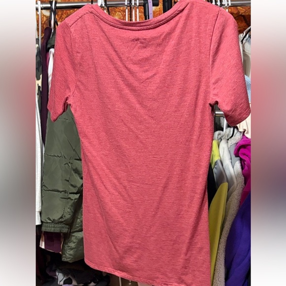 🔥 Nike | The Nike Tee | V-Neck | Graphic Logo | Red Yellow | Size S 🔥 - Picture 2 of 3